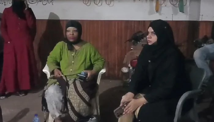 The 33-year-old American woman, Onijah Andrew Robinson, who came to Karachi after falling in love with a Pakistani youth, can be seen sitting in parking in an apartment in City's Garden area. - Pakinomist News