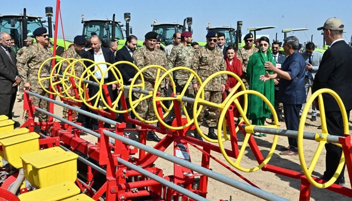 Coas Gen Asim Munir, Punjab CM Maryam Nawaz Inspect Agricultural Machines at the Launch Ceremony for the Green Pakistan Initiative in Cholistan on February 15, 2025. - Pakinomist News