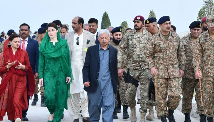 Coas General Asim Munir (right) depicted together with Punjab cm Maryam Nawaz, Federal Minister Rana Tanveer Hussain and Senior Provincial Minister Marrium Aurangzeb during the inauguration ceremony for the Green Pakistan Initiative at Cholistan on February 15, 2025. - Pakinomist News