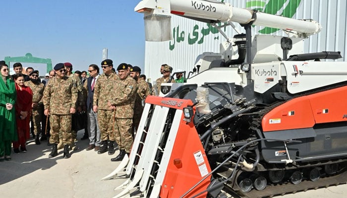 Coas Gen Asim Munir, Punjab CM Maryam Nawaz Inspect Agricultural Machines at the Launch Ceremony for the Green Pakistan Initiative in Cholistan on February 15, 2025. - Pakinomist News