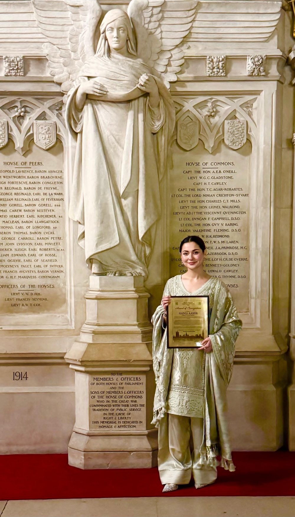 The acclaimed actress Hania Aamir makes up with her award in the British parliament. - Reporter