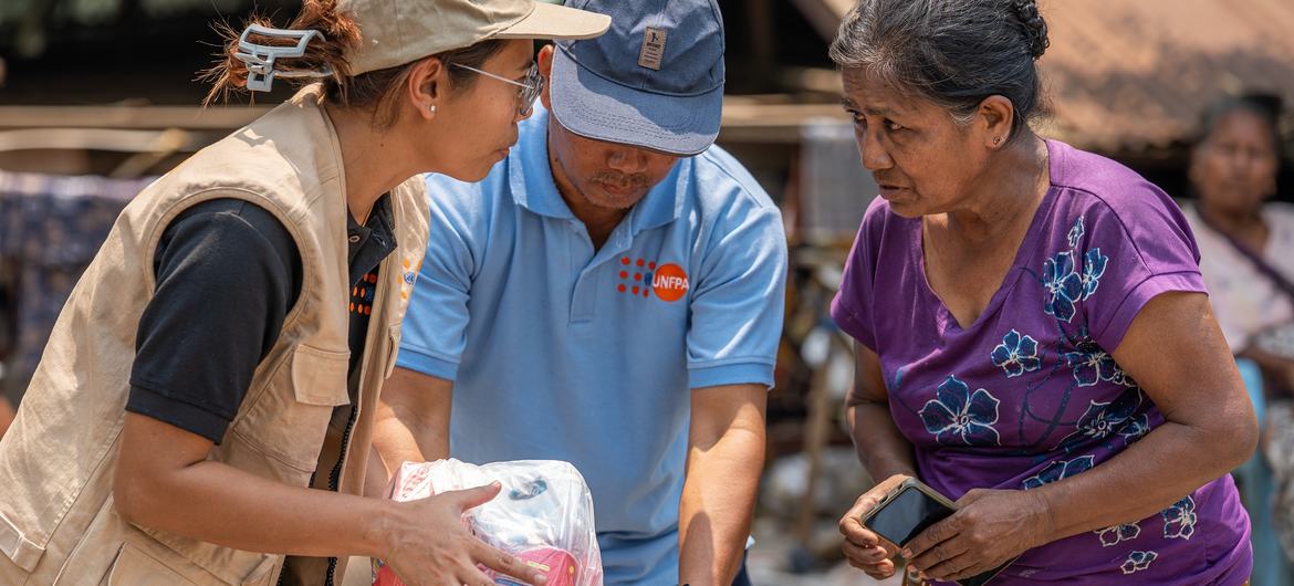 A woman affected by earthquakes receives emergency relief articles, including UNFPA's dignity set under the UN -joint distribution in sagaing, Myanmar. A woman affected by earthquakes receives emergency relief articles, including UNFPA's dignity set under the UN -joint distribution in sagaing, Myanmar.