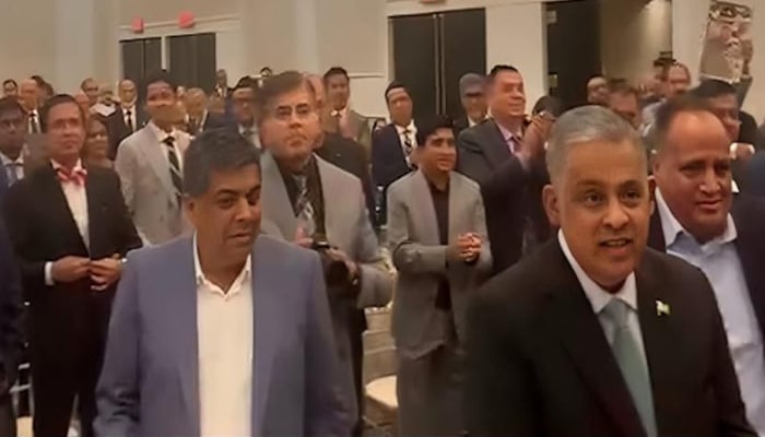 Members of the Pakistani community in the United States provide standing ovation to Field Marskalk Syed Asim Munir. - Ispr