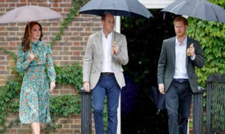 Before Meghan: How Harry stood next to William and Kate in the rain