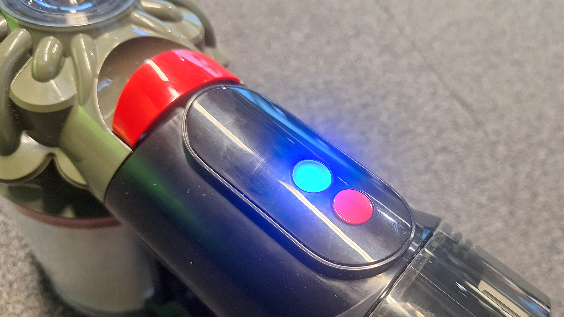 On button on Dyson V8 -Cyclonvakuum