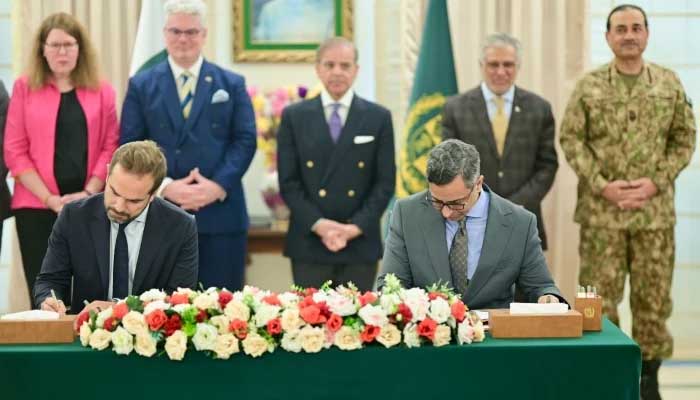 Prime Minister Shehbaz Sharif is witnessing the signing ceremony for Mou between National Logistics Corporation (NLC) and Mota-Engil Group in Prime Ministers House, Islamabad, September 8, 2025.-Pid