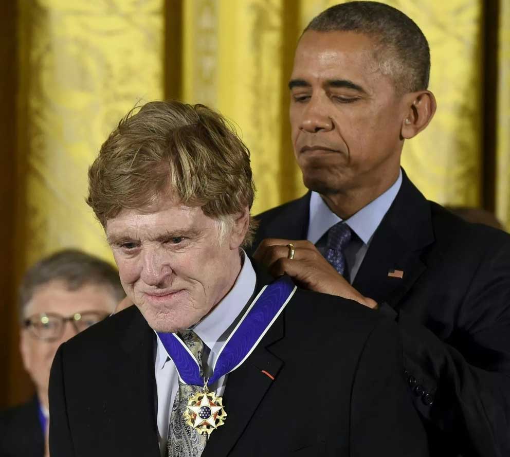 Robert Redford receives the presidential medal for freedom from Barack Obama