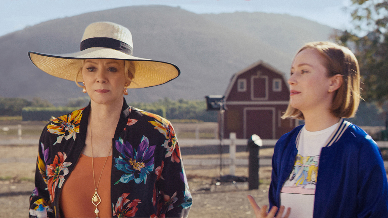 Jean Smart 's Deborah looks solemnly like Hannah Einbinder' s Ava Talks with her in Hacks Season 2