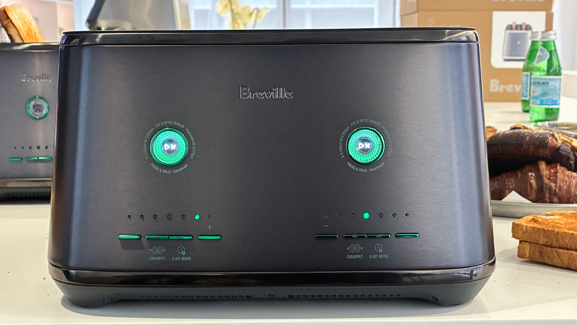 Four-slice Breville Eye Q toaster with both lights on the buttons