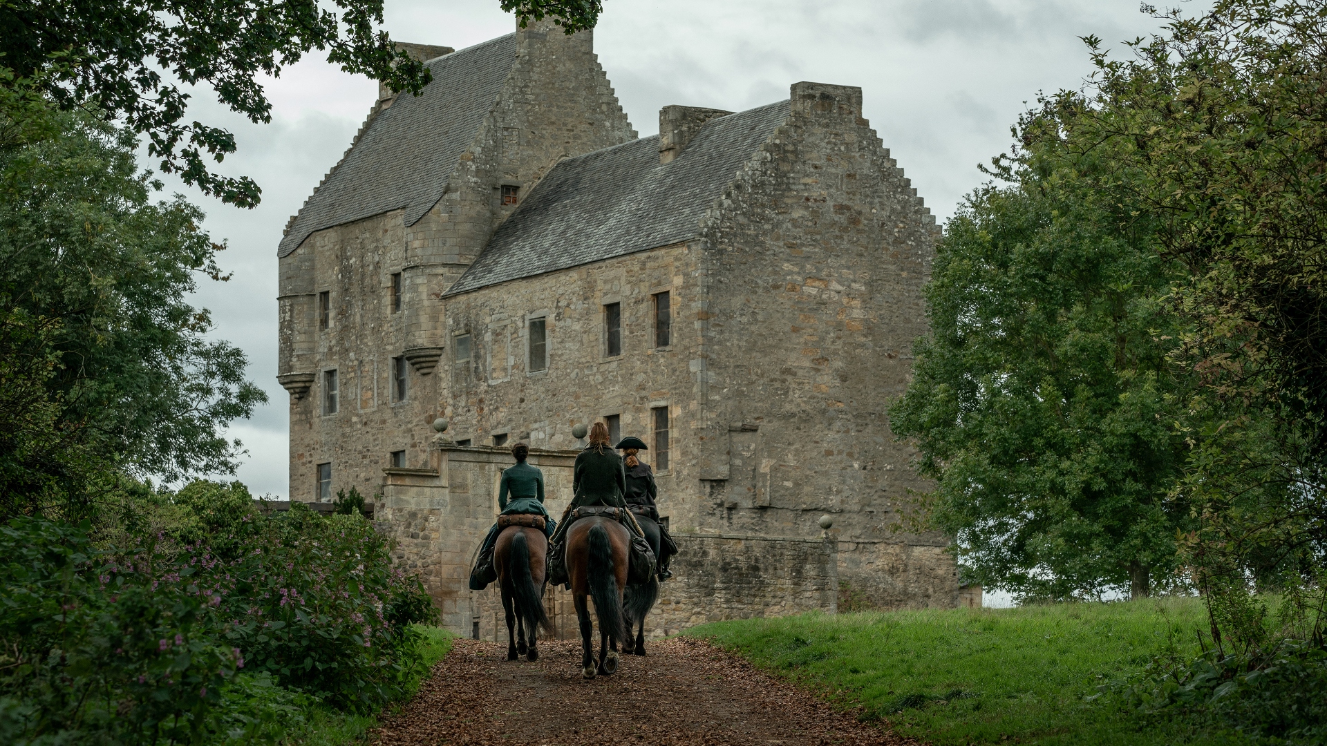 Jamie rides a horse in Outlander Season 7