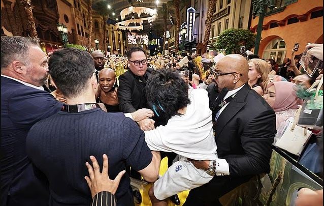 Ariana Grande Wicked premiere ambush: Important update