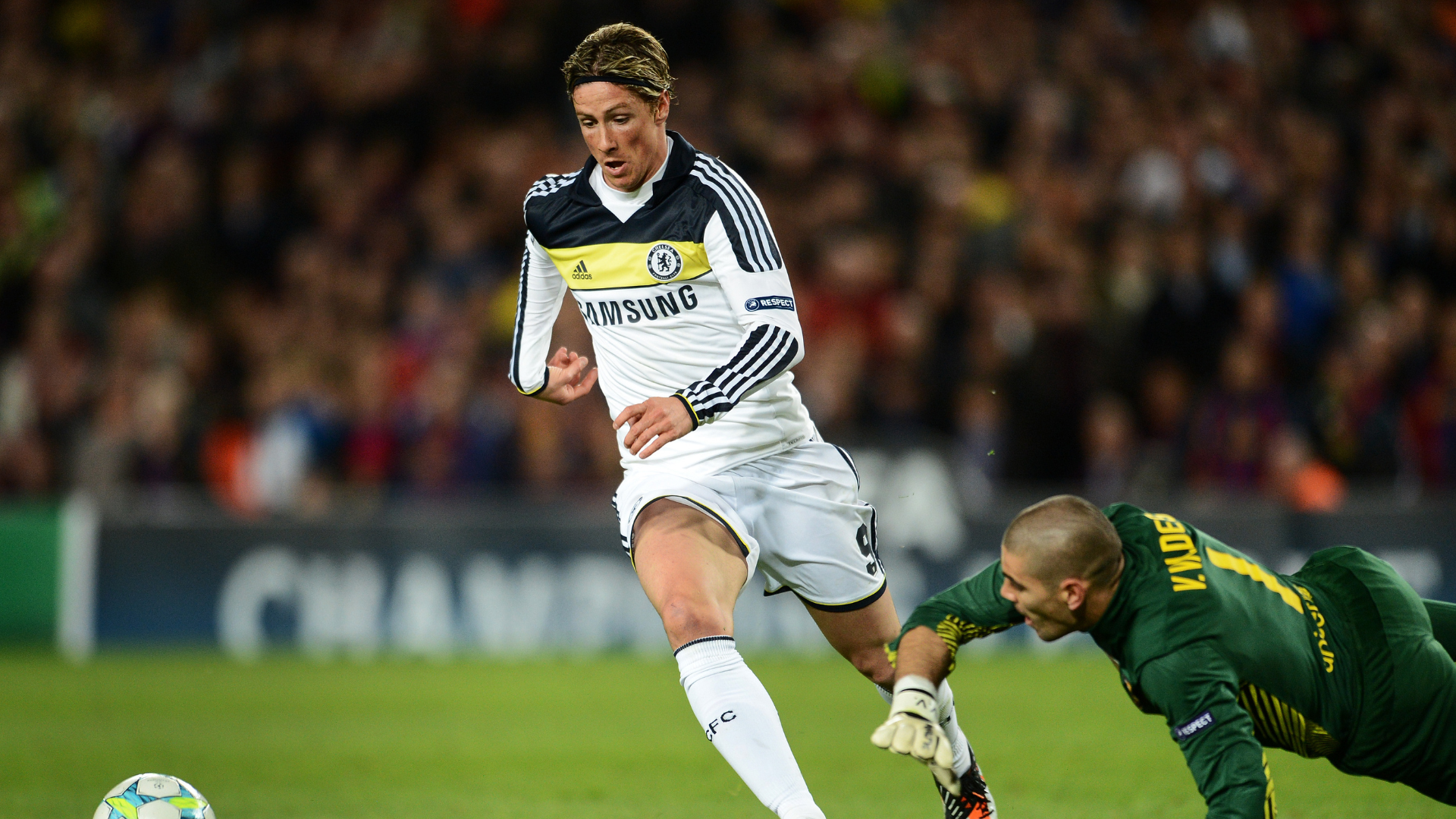 Fernando Torres (L) of Chelsea passes goalkeeper Victor Valdes of Barcelona to score the equalizing goal during the UEFA Champions League Semi Final second leg match between FC Barcelona and Chelsea FC at Camp Nou stadium on April 24, 2012 in Barcelona, ​​Spain.
