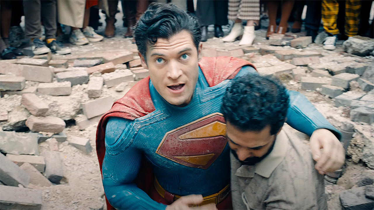 Superman is helped up by a pedestrian in the 2025 Superman movie