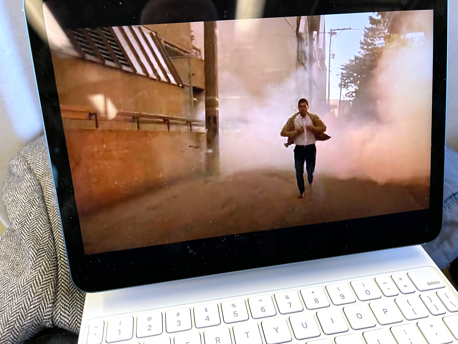 Apple iPad Air 5 plays Netflix