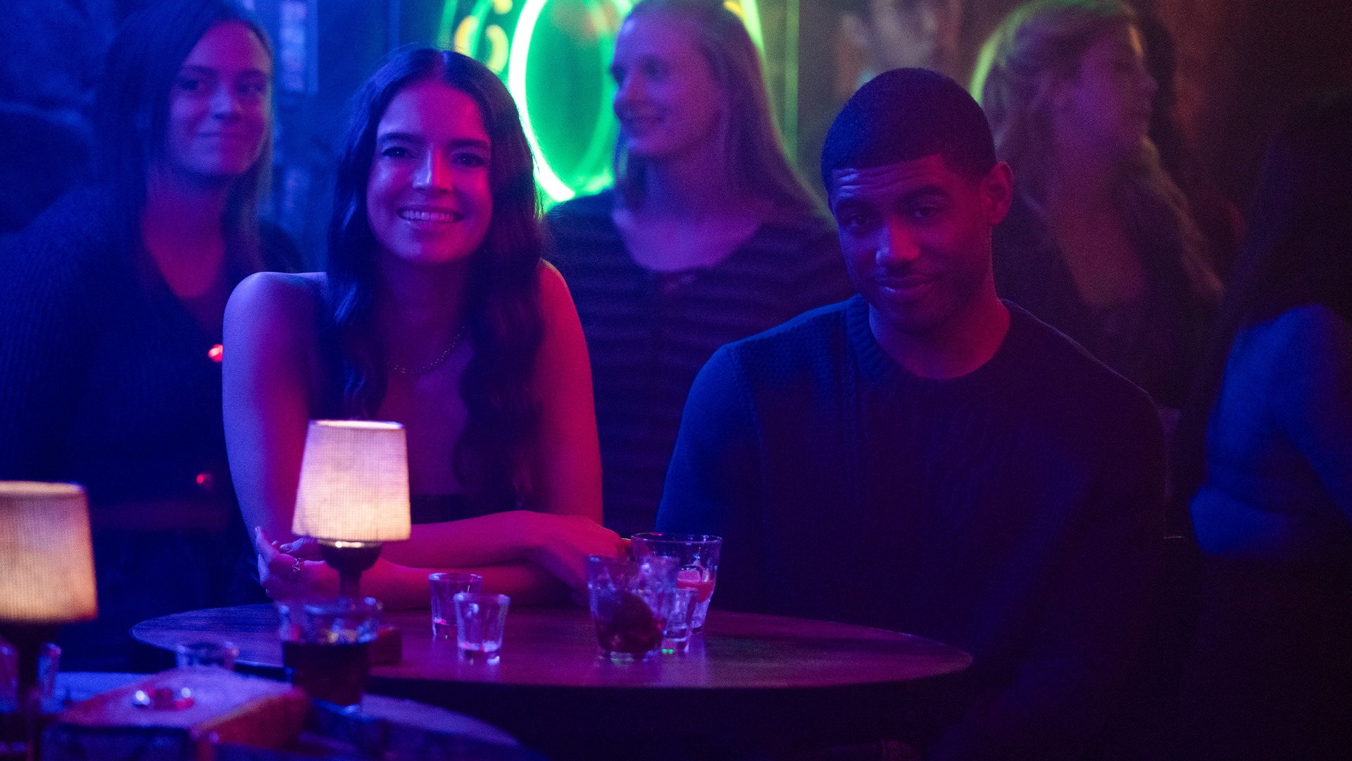 Evan is sitting at a bar in Tell Me Lies Season 3