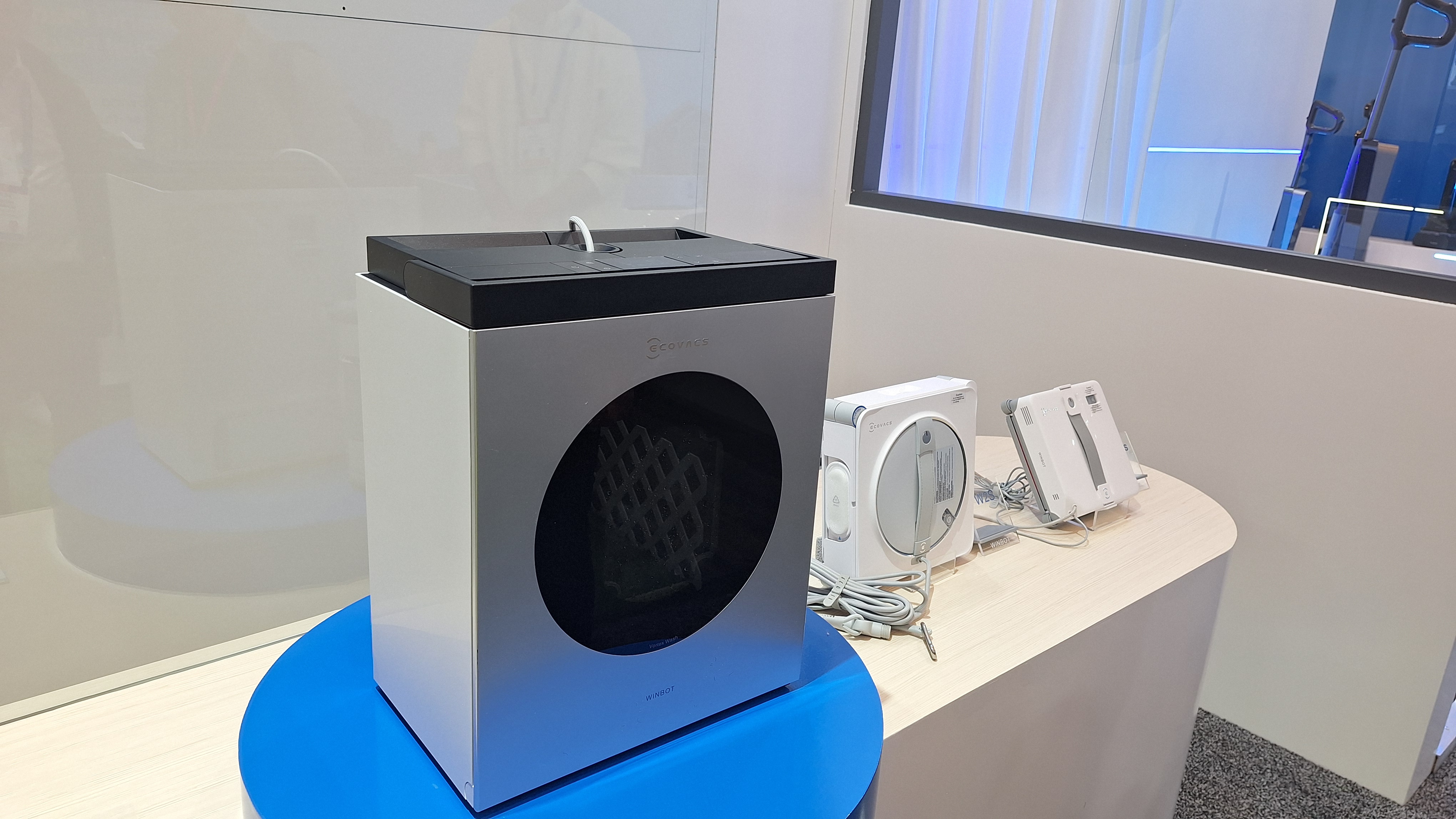 Winbot W3 Omni charging and cleaning docking station