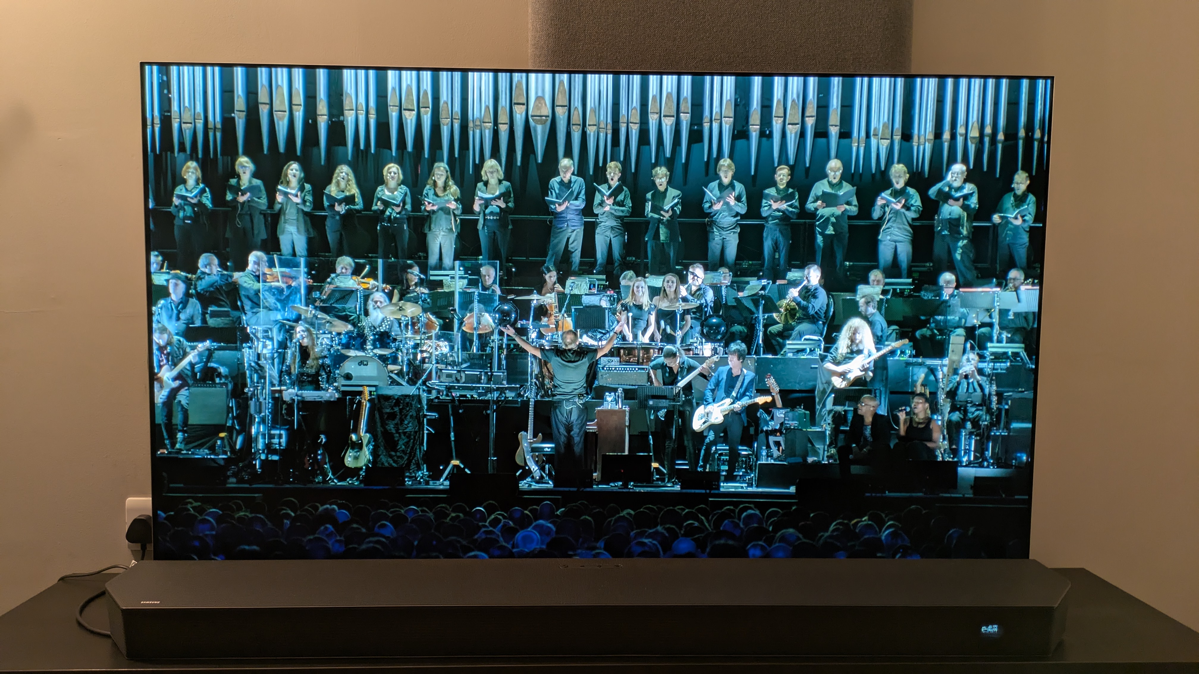 Hans Zimmer: Live in Prague photo of the whole band on the LG G5