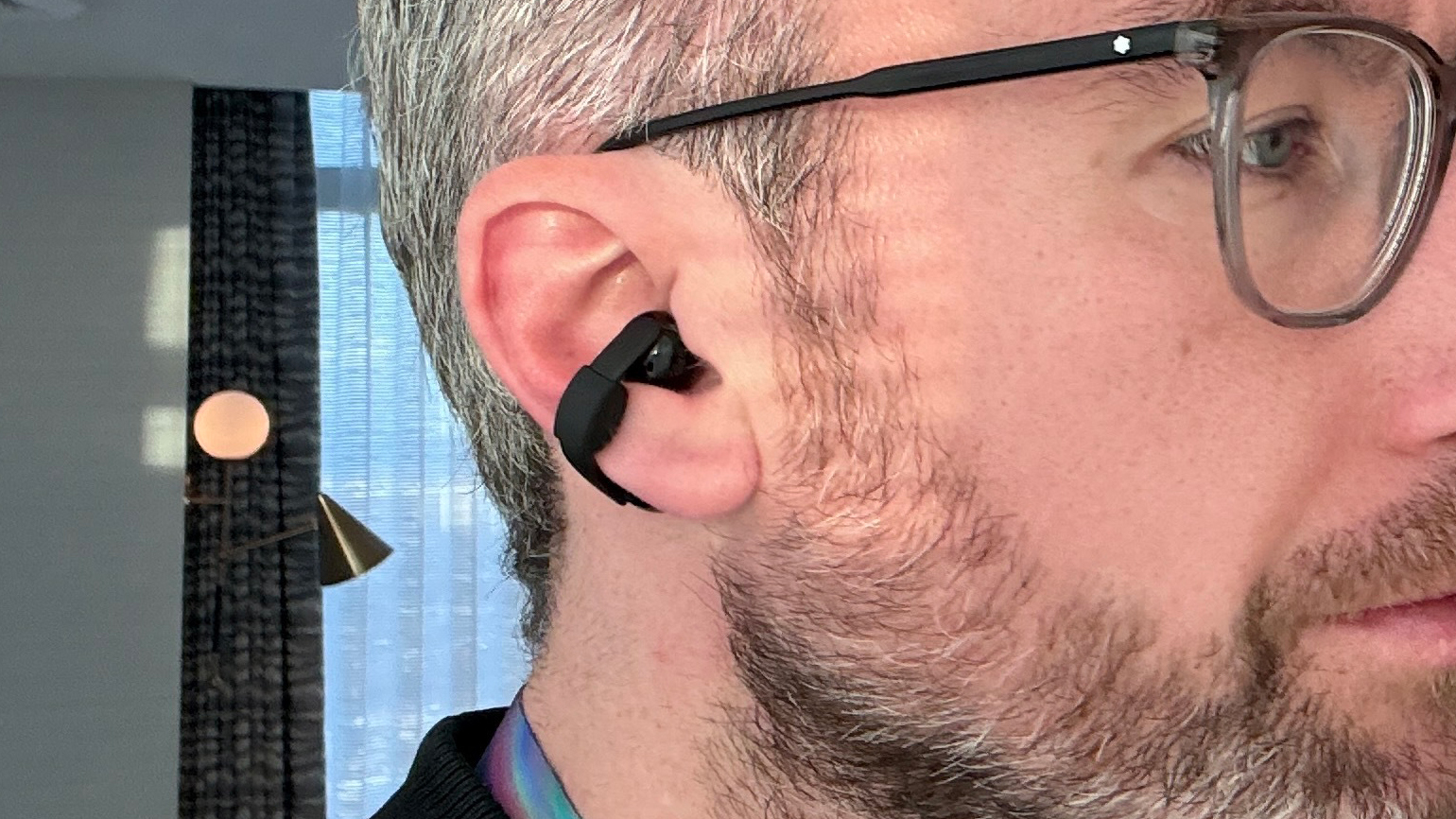 Sony LinkBuds Clip worn in a man's ear, including the air cushion for a closer fit