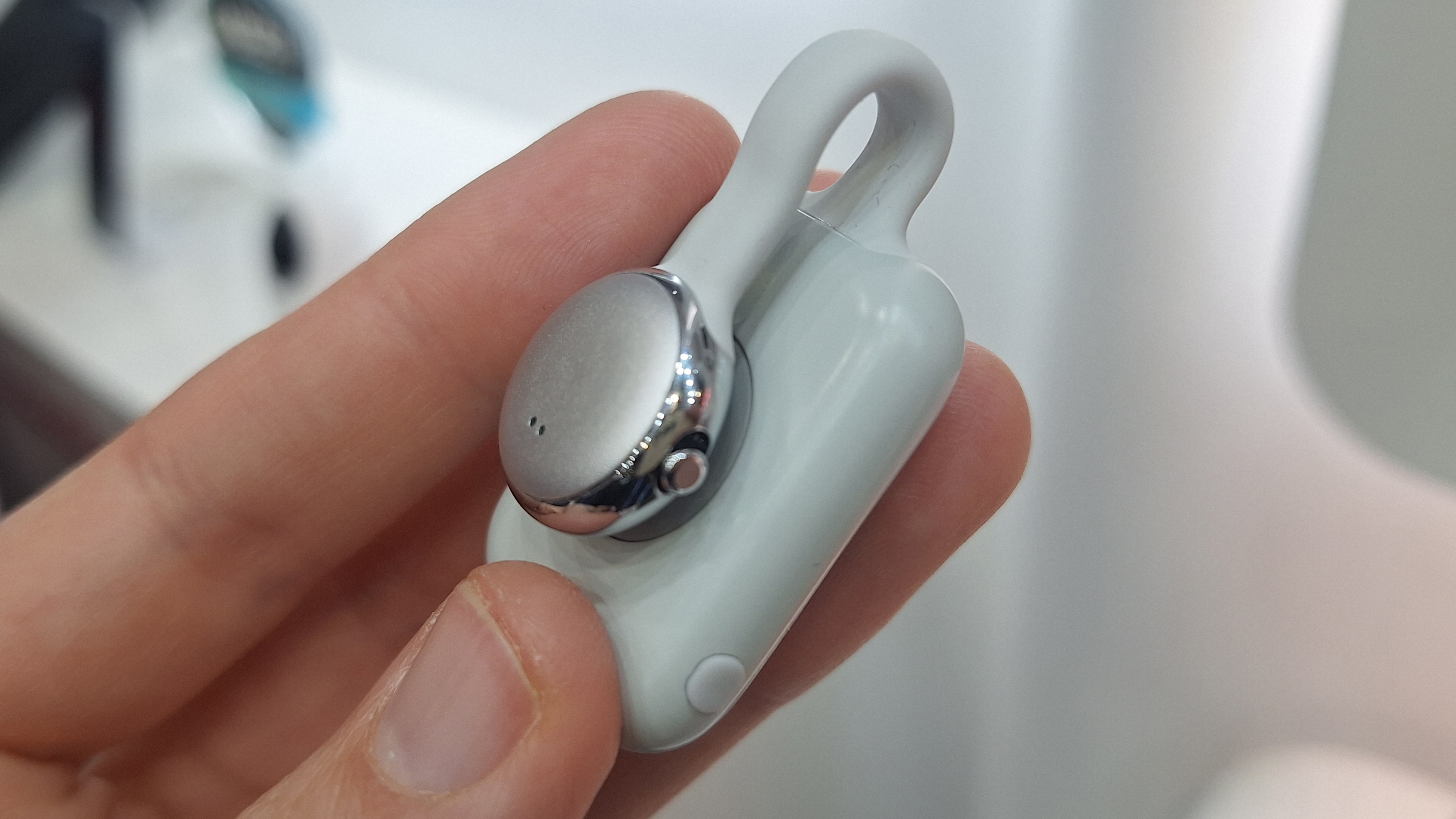 SwitchBot AI MindClip in the author's hand