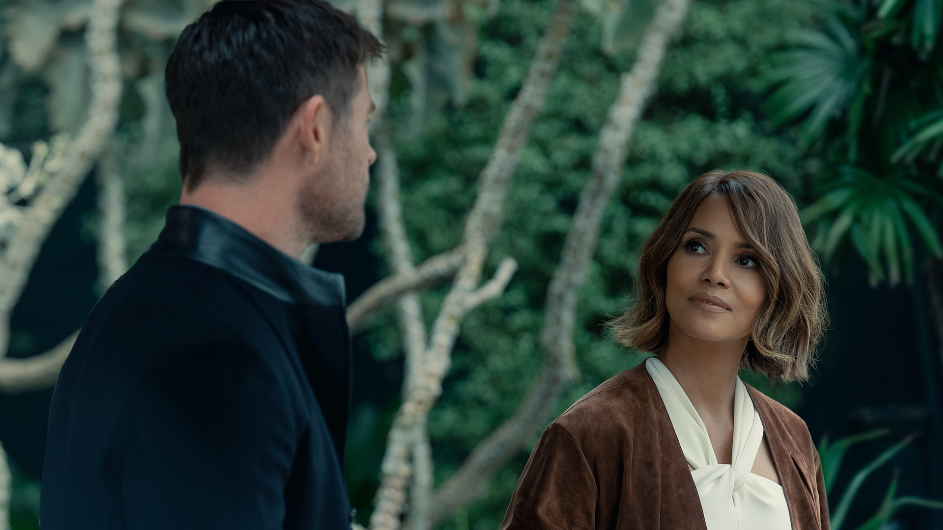 Davis and Sharon look at each other in Crime 101