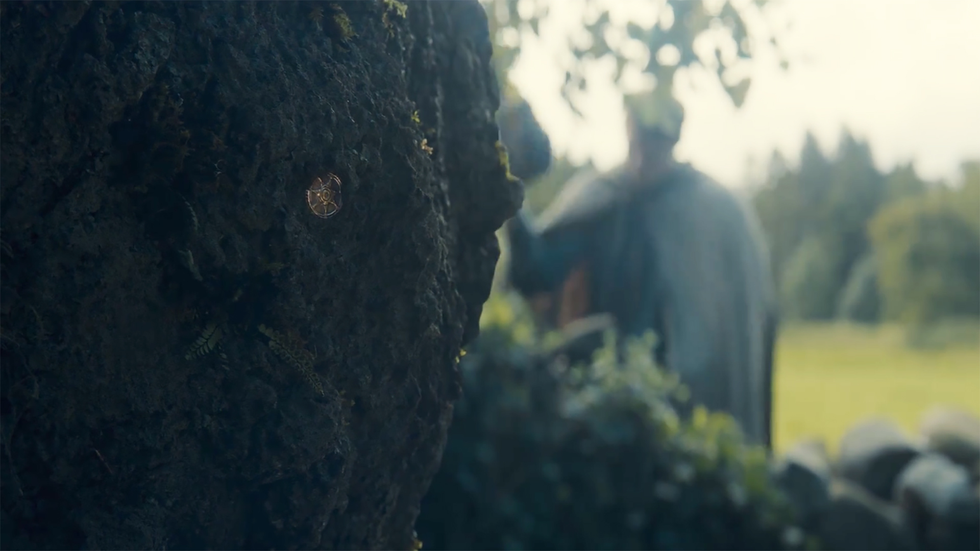 A crown nailed to a tree in A Knight of the Seven Kingdoms episode 6
