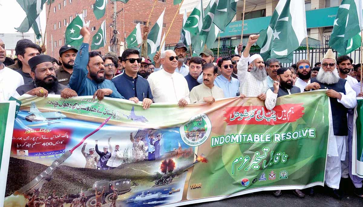 Commissioner Sargodha Hafiz Shoukat Ali presides over a rally marking the end of a year with the victory of Marka-e-Haq Bunyan-ul-Marsoos at the Arts Council.— APP