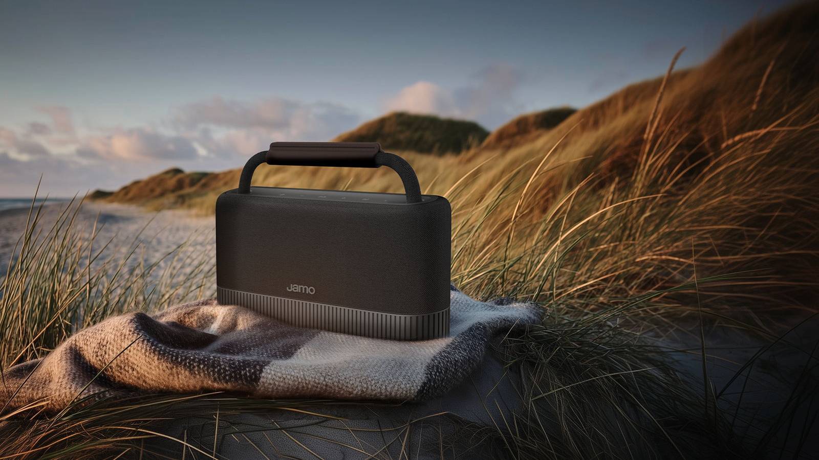 Jamo HYG Flow on a blanket by the beach.