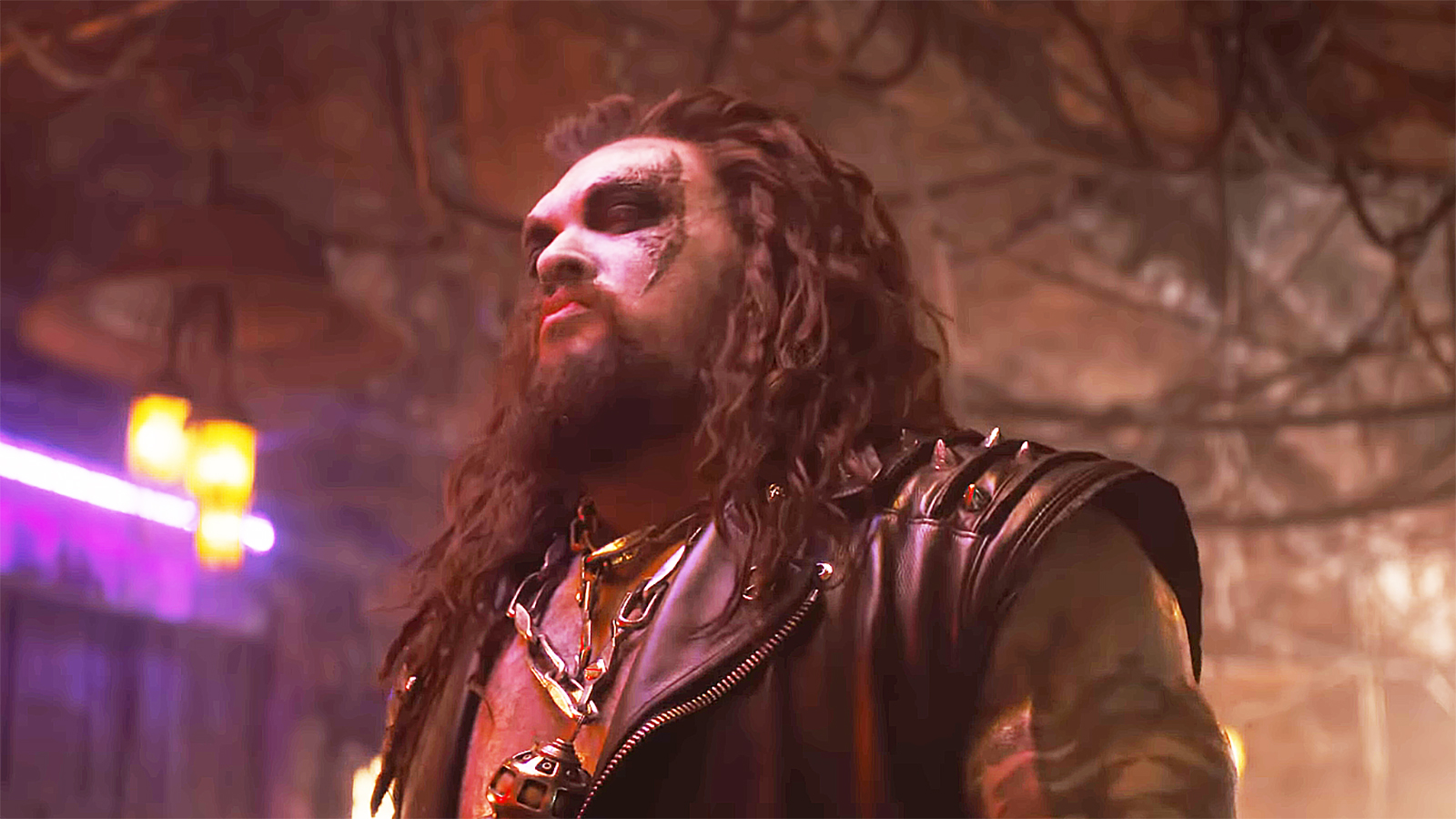 Lobo looks down on Kara and Ruthye off camera in Supergirl