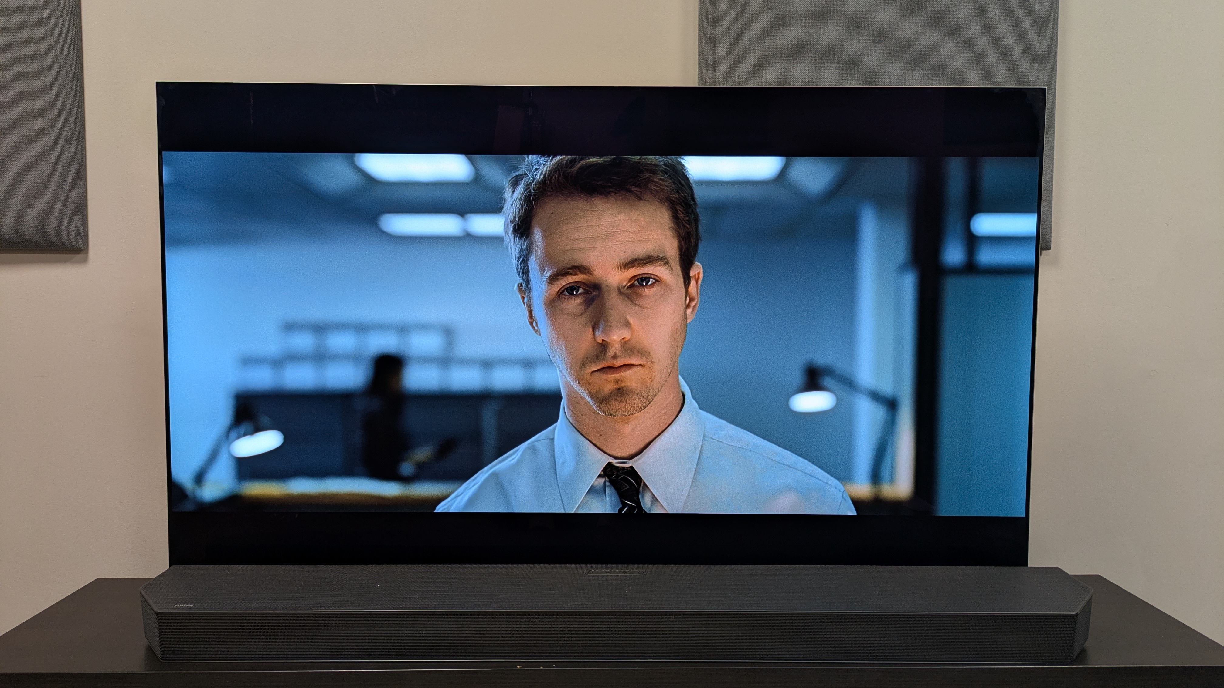 A close-up shot of the narrator from Fight Club 4K Blu-ray on the LG G5 OLED. Skin tones look realistic and there is strong contrast and shadows across the narrator's face
